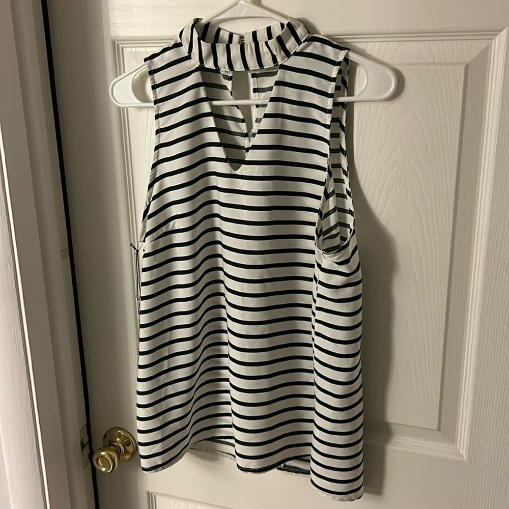 New🌸Hyfve black and off white sleeveless top, very stylish